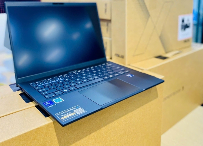 Laptop Asus ExpertBook B5 B5404CMA-Q70381X (Ultra 5 125H | 16GB | 512GB | Intel Arc Graphics | 14.0 WUXGA | Win 11 Pro | Đen)